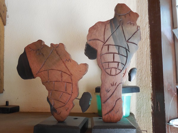 sculptude de l'afrique et du Bénin en Bois village atisanal