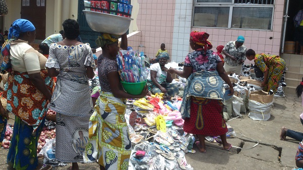 vendeuse dans la ville de cotonou au marché dantokpa