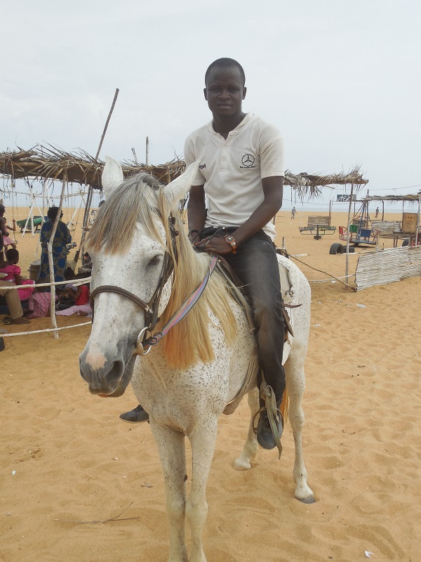 a cheval à la plage fidjrossè