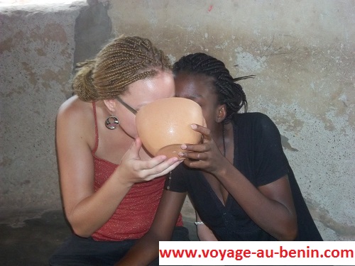 Boire du tchoukoutou au Bénin, quelques touristes et expatriés qui le font