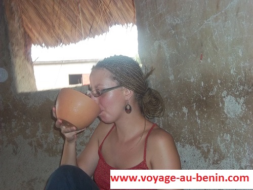 boire du tchoukoutou au Bénin, exemple des Européens