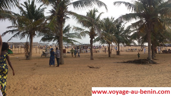 visiter à Cotonou la plage de fidjrossè